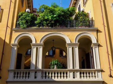 Moneta boyunca uzanan tarihi yapılar Milano, Lombardiya, İtalya