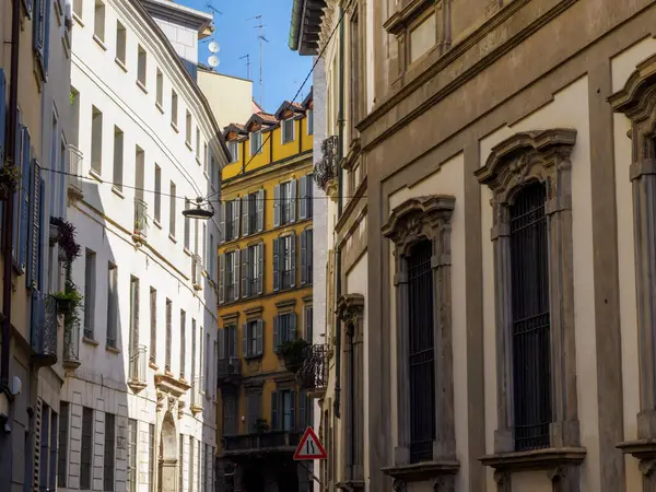 Lupetta boyunca uzanan tarihi binalar Milano, Lombardy, İtalya