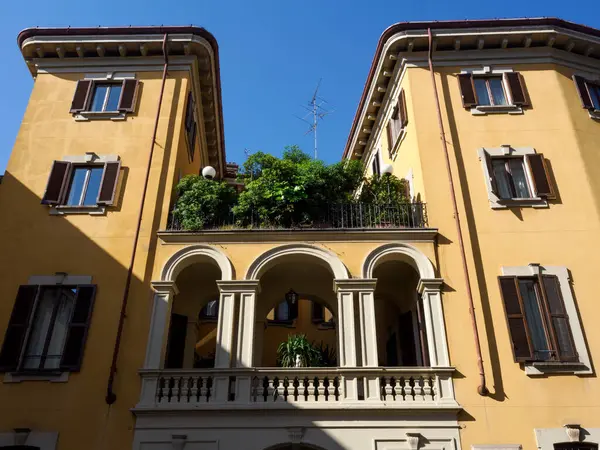 Moneta boyunca uzanan tarihi yapılar Milano, Lombardiya, İtalya