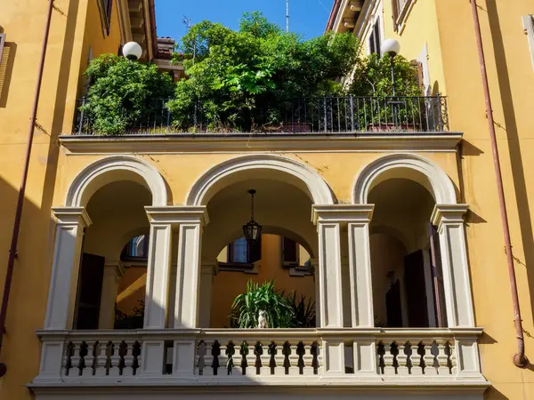 Moneta boyunca uzanan tarihi yapılar Milano, Lombardiya, İtalya