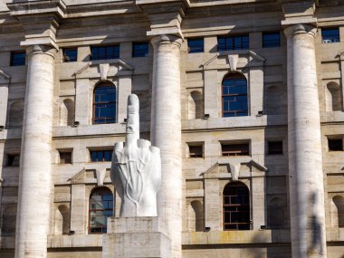 Palazzo della Borsa and Love, Cattelan 'ın heykeli, Milano, Lombardy, İtalya