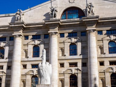 Palazzo della Borsa and Love, Cattelan 'ın heykeli, Milano, Lombardy, İtalya