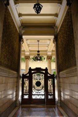 Milano, Lombardy, İtalya 'daki Corso Magenta boyunca uzanan tarihi sarayın girişi