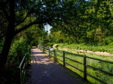 Monza, Lombardy, İtalya 'daki Villoresi kanalı boyunca bisiklet yolu