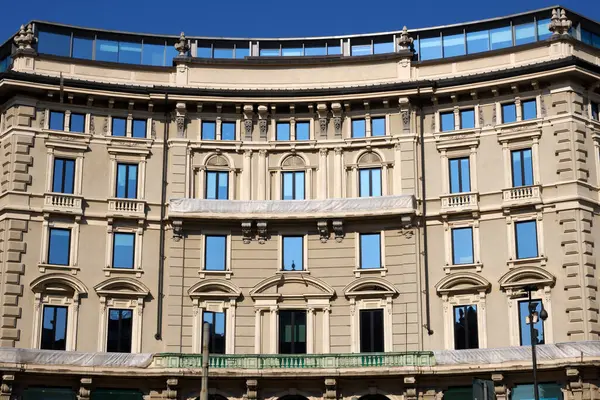 Milano, Lombardiya, İtalya 'daki Cordusio Meydanı boyunca tarihi bina