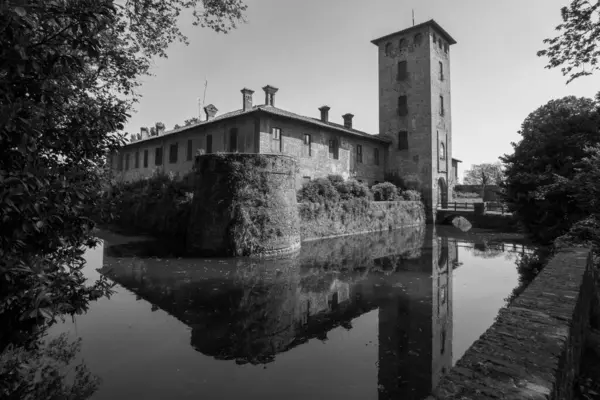 Mirazzano 'daki Ortaçağ şatosu Borromeo, Milano, Lombardy, İtalya