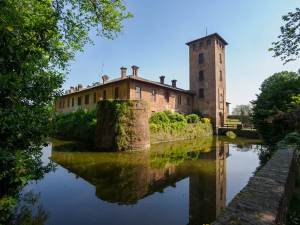 Mirazzano 'daki Ortaçağ şatosu Borromeo, Milano, Lombardy, İtalya