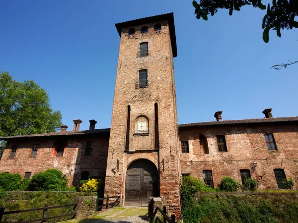 Mirazzano 'daki Ortaçağ şatosu Borromeo, Milano, Lombardy, İtalya