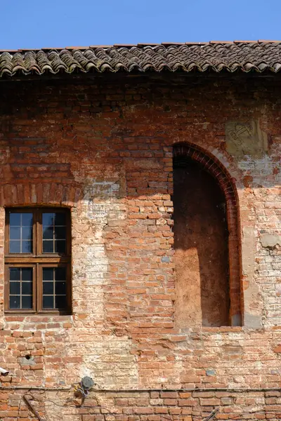 Mirazzano 'daki Ortaçağ şatosu Borromeo, Milano, Lombardy, İtalya