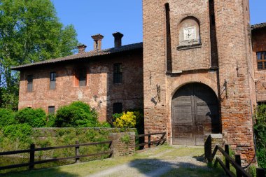 Mirazzano 'daki Ortaçağ şatosu Borromeo, Milano, Lombardy, İtalya