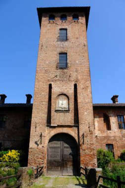 Mirazzano 'daki Ortaçağ şatosu Borromeo, Milano, Lombardy, İtalya