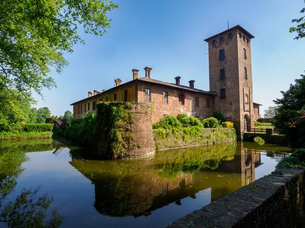 Mirazzano 'daki Ortaçağ şatosu Borromeo, Milano, Lombardy, İtalya
