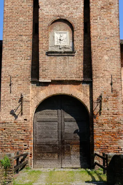 Mirazzano 'daki Ortaçağ şatosu Borromeo, Milano, Lombardy, İtalya