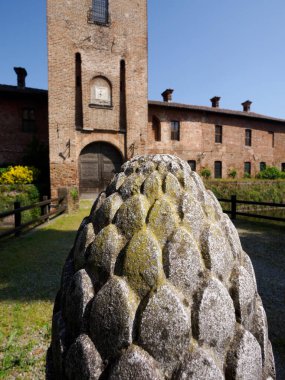 Mirazzano 'daki Ortaçağ şatosu Borromeo, Milano, Lombardy, İtalya