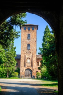 Mirazzano 'daki Ortaçağ şatosu Borromeo, Milano, Lombardy, İtalya