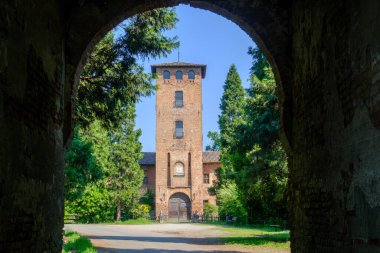Mirazzano 'daki Ortaçağ şatosu Borromeo, Milano, Lombardy, İtalya