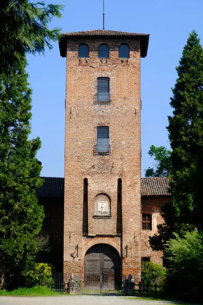 Mirazzano 'daki Ortaçağ şatosu Borromeo, Milano, Lombardy, İtalya