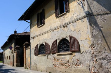 Corneliano Bertario 'daki eski binalar, Milano' nun tarihi köyü, Lombardy, İtalya