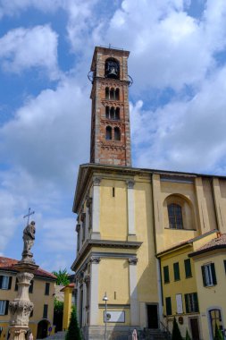 Carate Brianza 'nın eski binaları, Lombardy, İtalya, SS Ambrogio e Simpliciano kilisesi