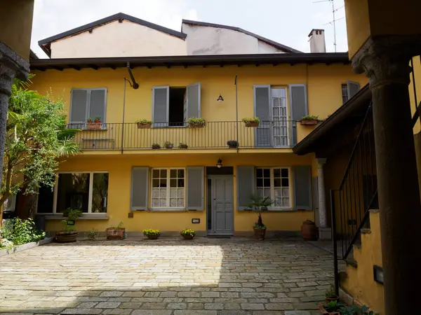 Karate Brianza, Lombardy, İtalya 'nın eski binaları: Dante Cesana üzerinden evin girişi