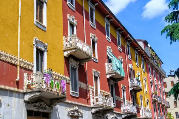Milano, Lombardy, İtalya 'daki Bernardino de Conti boyunca renkli evler