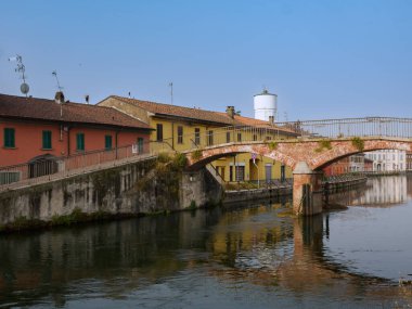Gaggiano, Naviglio Grande, Milan, Lombardy, İtalya 'nın tarihi kenti. Kanal boyunca Colofrul evleri var.