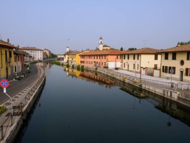 Gaggiano, Naviglio Grande, Milan, Lombardy, İtalya 'nın tarihi kenti. Kanal boyunca Colofrul evleri var.