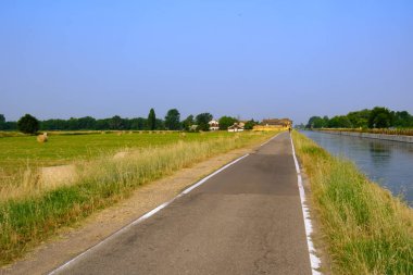 Haziran 'da Gaggiano, Milan, Lombardy, İtalya yakınlarındaki Naviglio Grande boyunca bisiklet yolu