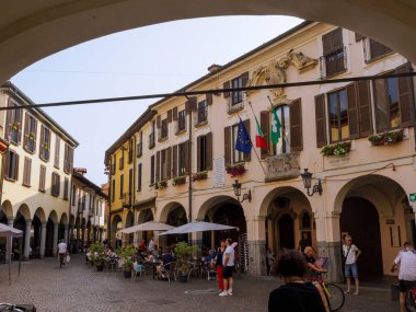 Abbiategrasso, Milan, Lombardy, İtalya 'daki Guglielmo Marconi Meydanı boyunca tarihi binalar