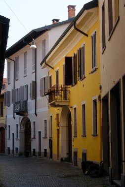 Abbiategrasso, Milan, Lombardy, İtalya 'daki Ambrogio Binaghi boyunca uzanan tarihi binalar