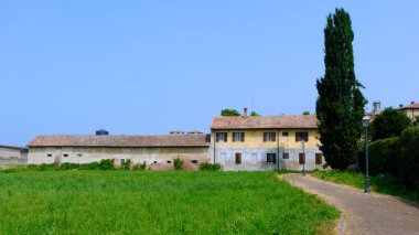 Haziran 'da Ozzero, Milan, Lombardy, İtalya yakınlarındaki kır manzarası