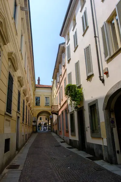 Vigevano, Pavia, Lombardy, İtalya 'daki Santa Croce üzerinden tarihi binalar