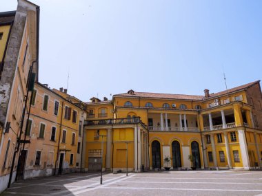 Piazza Monsenyör Dughera, Mortara, Pavia, Lombardy, İtalya 'nın ana meydanı.