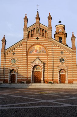 Quargnento, Alessandria 'daki tarihi San Dalmazio Kilisesi cephesi, Piedmont, İtalya