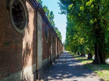 Milan, Lombardy, İtalya 'da Luigi Nono yolu üzerinde, mezarlığın duvarları boyunca CImitero Anıtı olarak bilinir.