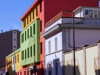 Milano, Lombardiya, İtalya 'daki Via Aosta boyunca renkli binalar