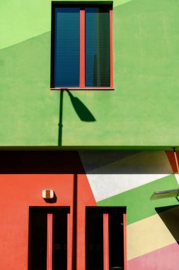 Milano, Lombardiya, İtalya 'daki Via Aosta boyunca renkli binalar