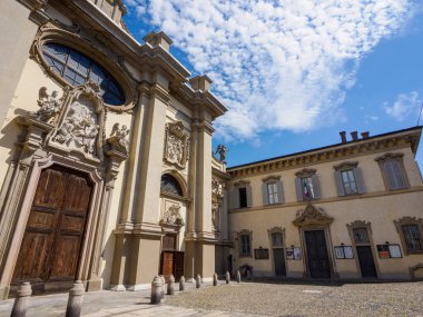 Milano, Lombardiya, İtalya 'daki tarihi Santa Maria della Passione Kilisesi' nin dışı Müzik Konservatuarı Giuseppe Verdi yakınlarında.