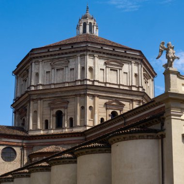 Milano, Lombardiya, İtalya 'daki tarihi Santa Maria della Passione Kilisesi' nin dışı Müzik Konservatuarı Giuseppe Verdi yakınlarında.
