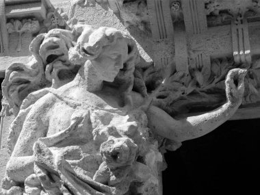 Casa Campanini cephesi, 1904 'te İtalya' nın Lombardiya şehrinde Vincenzo Bellini ile birlikte inşa edilmiş tarihi bir ev.