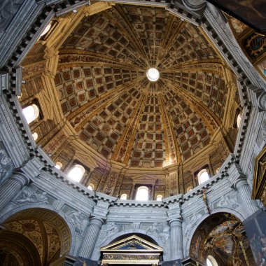 Milano, Lombardiya, İtalya 'daki tarihi Santa Maria della Passione Kilisesi' nin içi Müzik Konservatuarı Giuseppe Verdi yakınlarında.