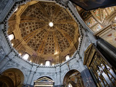 Milano, Lombardiya, İtalya 'daki tarihi Santa Maria della Passione Kilisesi' nin içi Müzik Konservatuarı Giuseppe Verdi yakınlarında.