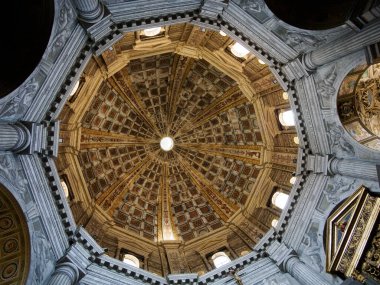 Milano, Lombardiya, İtalya 'daki tarihi Santa Maria della Passione Kilisesi' nin içi Müzik Konservatuarı Giuseppe Verdi yakınlarında.
