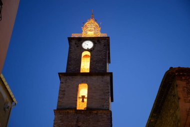 Manosque (Alpes-de-Haute-Provence, Provence, Alpes-Cote d'Azur, Fransa): tarihi çan kulesi de akşam aydınlatılmış