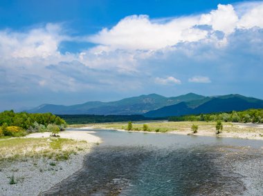 Durance nehir kenarında Manosque (Alpes-de-Haute-Provence, Provence-Alpes-Cote d'Azur, Fransa), Bahar