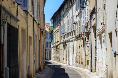 Avignon (Vaucluse, Provence-Alpes-Cote d 'Azur, Fransa): Tipik bir sokak.