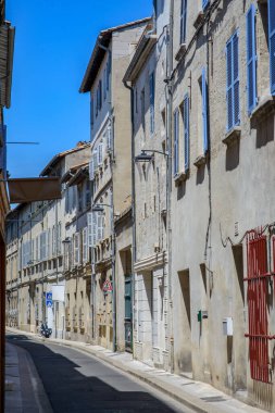 Avignon (Vaucluse, Provence-Alpes-Cote d 'Azur, Fransa): Tipik bir sokak.