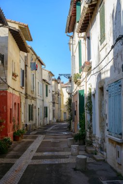 Arles (Bouches-du-Rhone, Provence-Alpes-Cote-d 'Azur): tipik bir eski sokak