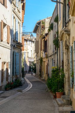 Arles (Bouches-du-Rhone, Provence-Alpes-Cote-d 'Azur): tipik bir eski sokak