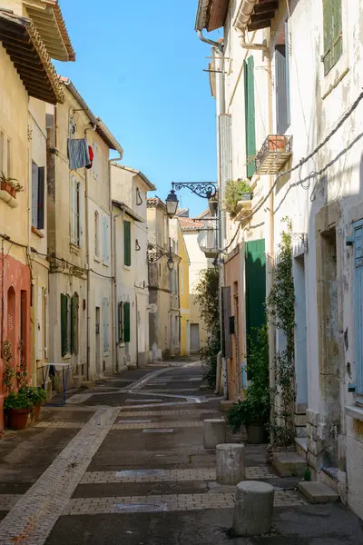 Arles (Bouches-du-Rhone, Provence-Alpes-Cote-d 'Azur): tipik bir eski sokak